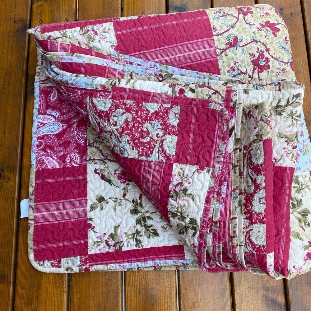 Simple Floral Patchwork Quilt size King - Picture 2 of 7